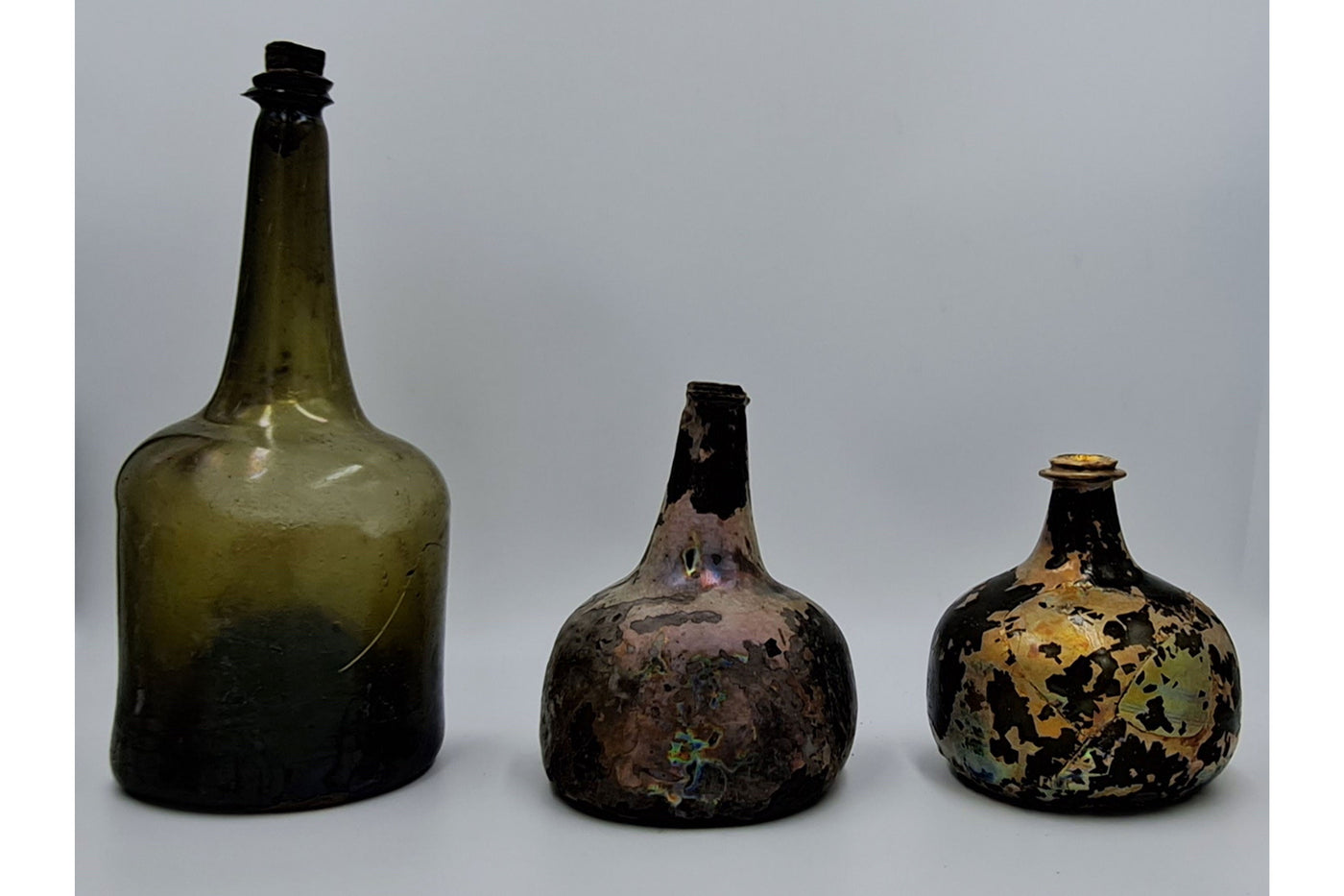 Drei alte Flaschen, die Nicola White am Ufer der Themse gefunden hat