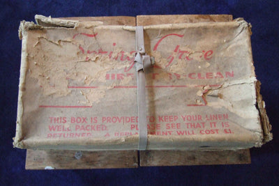 Eine Schachtel mit Fundstücken aus der Themse, die vor über hundert Jahren gefunden wurde!