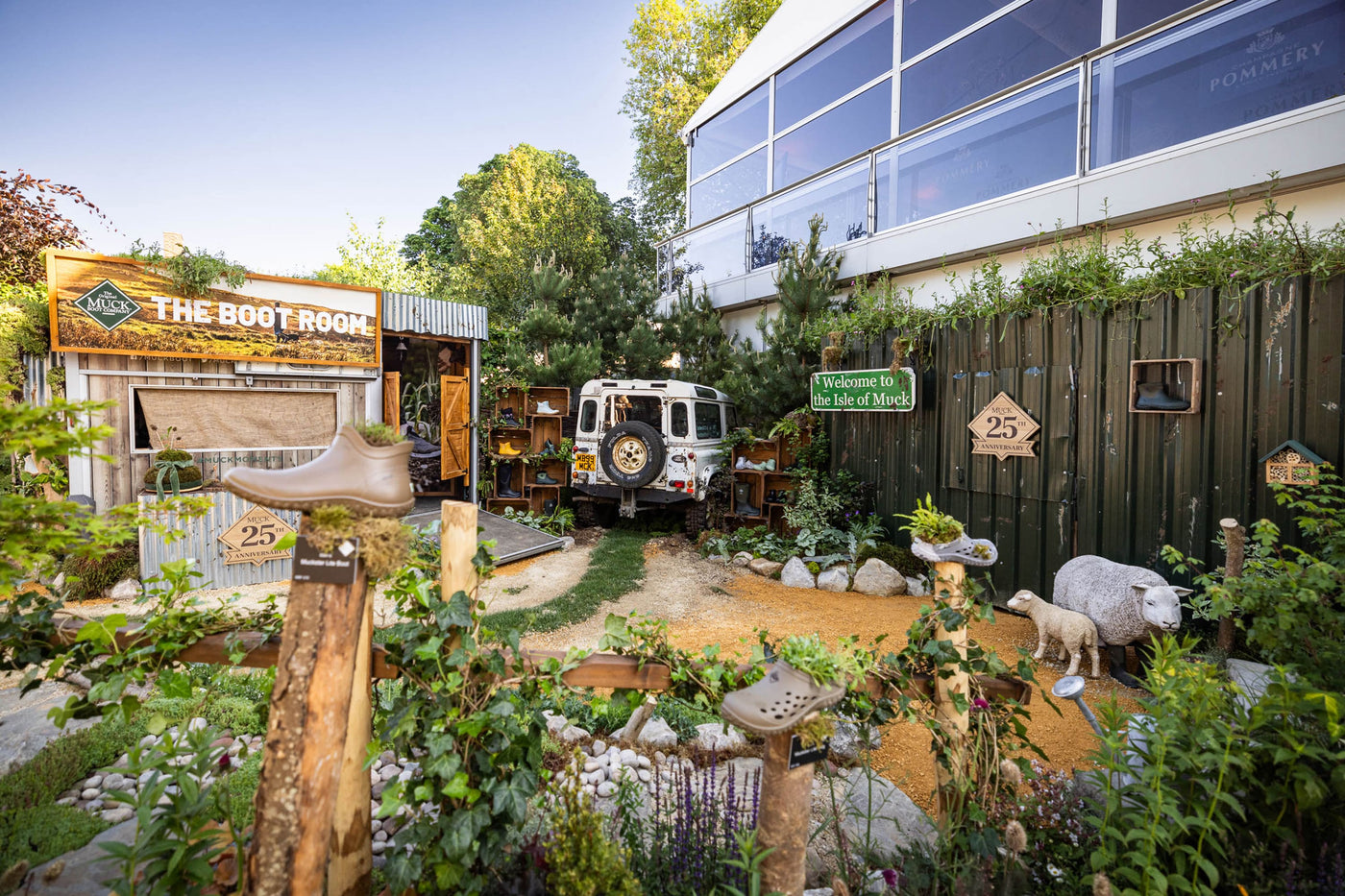 Bild, das die gesamte Ansicht des Muck Boot-Standes auf der Chelsea Flower Show 2024 zeigt