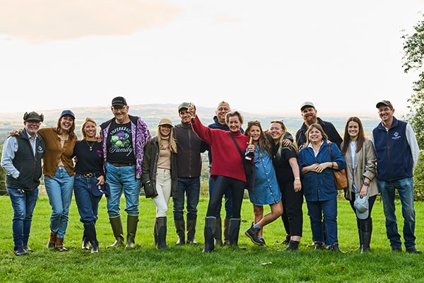 Eine Gruppe von Männern und Frauen in den Hügeln der Cotswolds