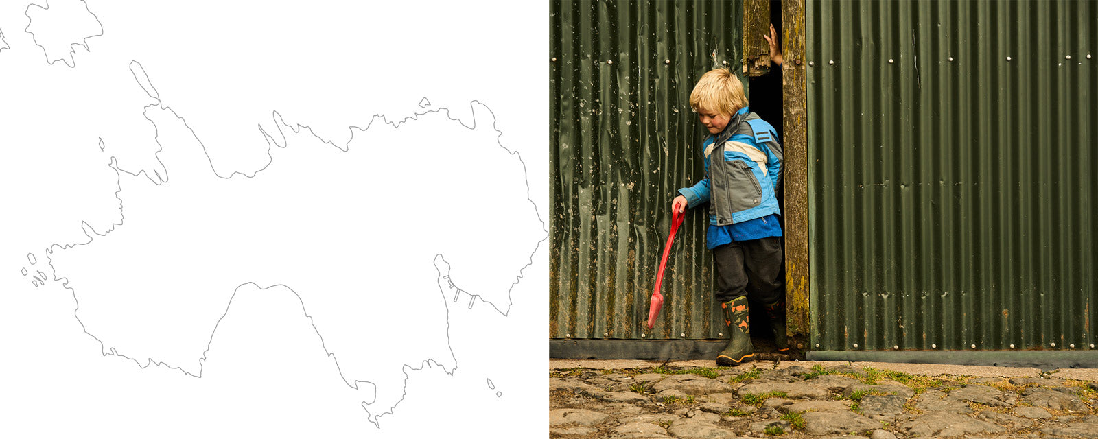 Eine Karte der Isle of Muck auf weißem Hintergrund auf der linken Seite und auf der rechten Seite ein Junge in blauer Jacke und Muck Boot Gummistiefeln, der einen roten Spaten hält und durch eine Lücke zwischen zwei grünen Wellblechkonstruktionen geht