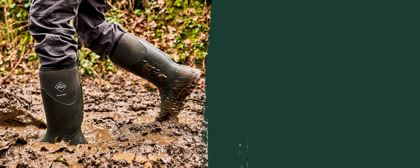 Eine Person, die in einem grünem Paar Muck Boots Rancher Gummistiefel durch ein schlammiges Feld läuft