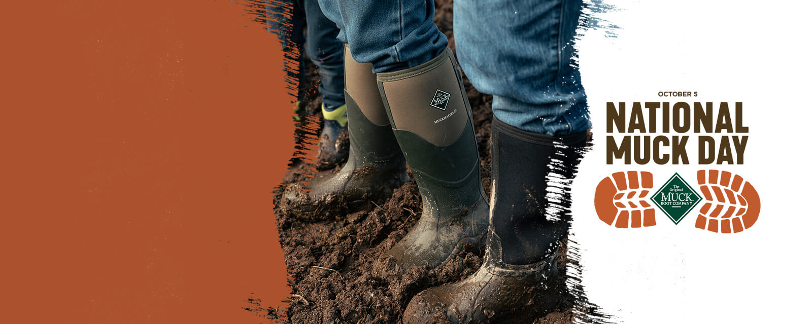 Personen in Muck Boots Gummistiefeln im Schlamm mit dem Text "National Muck Day" und einem Logo