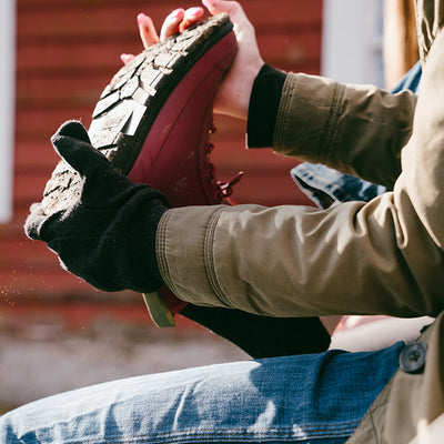 Person zieht ihre Muck Boots aus